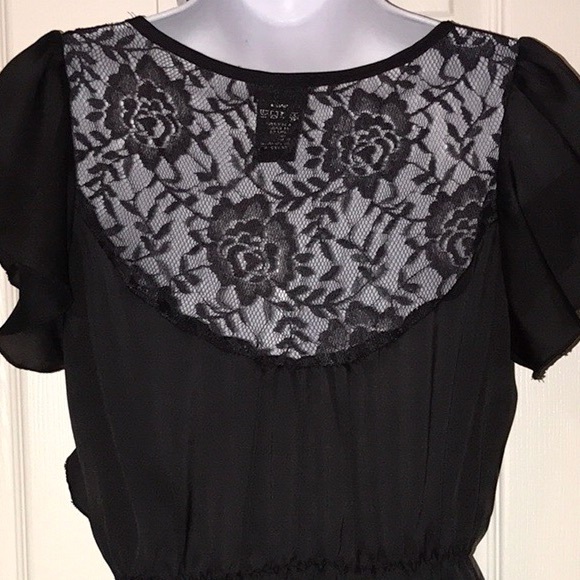 Vanity Ruffle Top - Picture 3 of 3